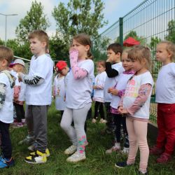 Zdjęcia przedstawiające dzieci podczas wykonywania aktywności fizycznych