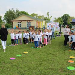 Zdjęcia przedstawiające dzieci podczas wykonywania aktywności fizycznych