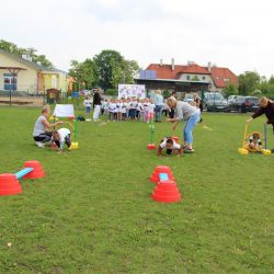 Zdjęcia przedstawiające dzieci podczas wykonywania aktywności fizycznych