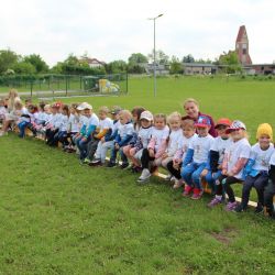 Zdjęcia przedstawiające dzieci podczas wykonywania aktywności fizycznych