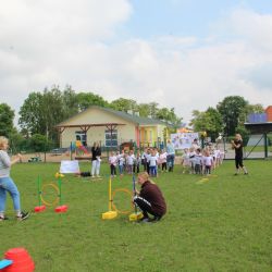 Zdjęcia przedstawiające dzieci podczas wykonywania aktywności fizycznych