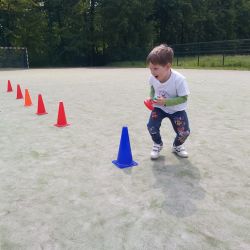 Zdjęcia przedstawiające dzieci podczas wykonywania aktywności fizycznych