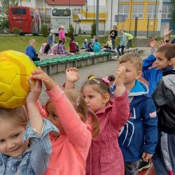 Zdjęcia przedstawiające dzieci podczas wykonywania aktywności fizycznych