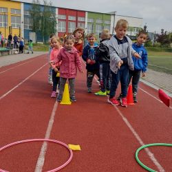 Zdjęcia przedstawiające dzieci podczas wykonywania aktywności fizycznych