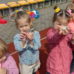 Zdjęcia przedstawiające dzieci podczas wykonywania aktywności fizycznych