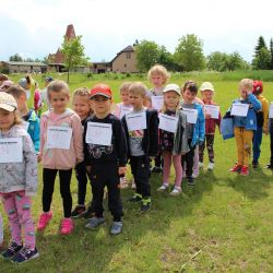 Zdjęcia przedstawiające bieg dzieci podczas Akcji Sprintem do Maratonu