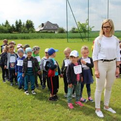 Zdjęcia przedstawiające bieg dzieci podczas Akcji Sprintem do Maratonu