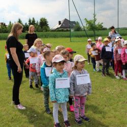 Zdjęcia przedstawiające bieg dzieci podczas Akcji Sprintem do Maratonu