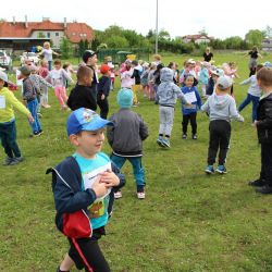 Zdjęcia przedstawiające bieg dzieci podczas Akcji Sprintem do Maratonu