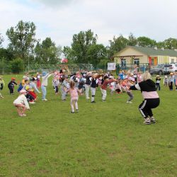 Zdjęcia przedstawiające bieg dzieci podczas Akcji Sprintem do Maratonu