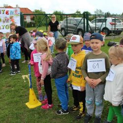 Zdjęcia przedstawiające bieg dzieci podczas Akcji Sprintem do Maratonu