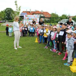 Zdjęcia przedstawiające bieg dzieci podczas Akcji Sprintem do Maratonu