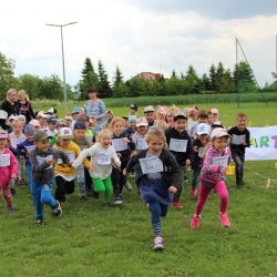 Zdjęcia przedstawiające bieg dzieci podczas Akcji Sprintem do Maratonu