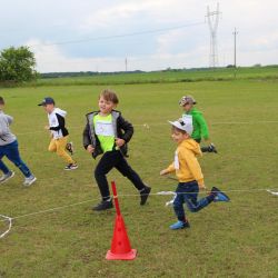 Zdjęcia przedstawiające bieg dzieci podczas Akcji Sprintem do Maratonu