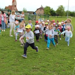 Zdjęcia przedstawiające bieg dzieci podczas Akcji Sprintem do Maratonu