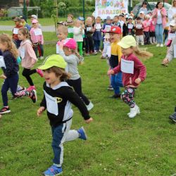 Zdjęcia przedstawiające bieg dzieci podczas Akcji Sprintem do Maratonu