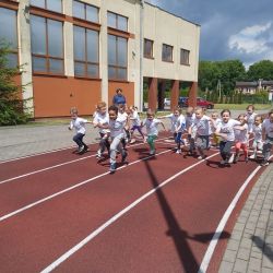 Zdjęcia przedstawiające bieg dzieci podczas Akcji Sprintem do Maratonu