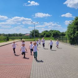 Zdjęcia przedstawiające bieg dzieci podczas Akcji Sprintem do Maratonu