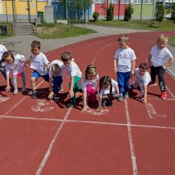 Zdjęcia przedstawiające bieg dzieci podczas Akcji Sprintem do Maratonu