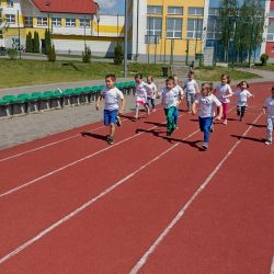 Zdjęcia przedstawiające bieg dzieci podczas Akcji Sprintem do Maratonu