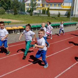 Zdjęcia przedstawiające bieg dzieci podczas Akcji Sprintem do Maratonu