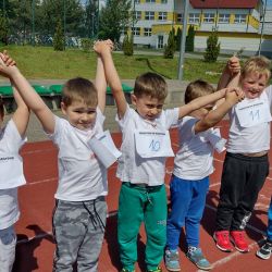 Zdjęcia przedstawiające bieg dzieci podczas Akcji Sprintem do Maratonu