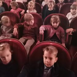 zdjęcia przedstawiające dzieci w teatrze