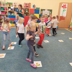 zdjęcia przedstawiające zajęcia z panią bibliotekarką