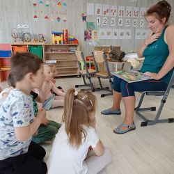 zdjęcia przedstawiające zajęcia z panią bibliotekarką