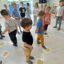 zdjęcia przedstawiające zajęcia z panią bibliotekarką