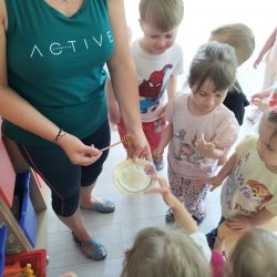 zdjęcia przedstawiające zajęcia z panią bibliotekarką