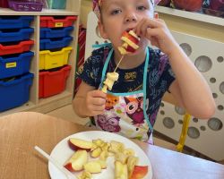 aktywność dzieci podczas robienia szaszłyków owocowych