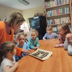 zdjecia przedstawiające dzieci na zajęciach bibliotecznych