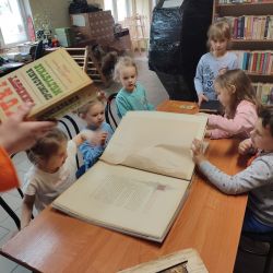 zdjecia przedstawiające dzieci na zajęciach bibliotecznych