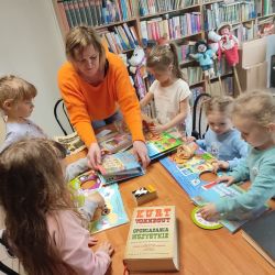 zdjecia przedstawiające dzieci na zajęciach bibliotecznych