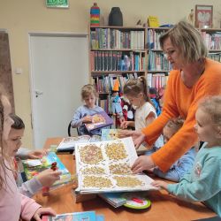 zdjecia przedstawiające dzieci na zajęciach bibliotecznych