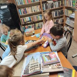 zdjecia przedstawiające dzieci na zajęciach bibliotecznych