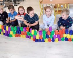 dzieci biorące udział w zajęciach z kodowania