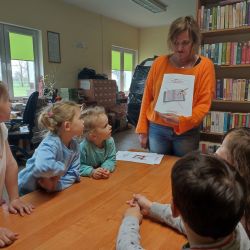 zdjecia przedstawiające dzieci na zajęciach bibliotecznych