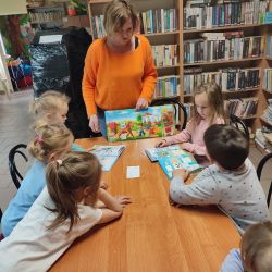 zdjecia przedstawiające dzieci na zajęciach bibliotecznych