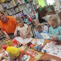 zdjecia przedstawiające dzieci na zajęciach bibliotecznych