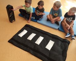 dzieci biorące udział w zajęciach o bezpieczeństwie na drodze