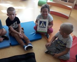 dzieci biorące udział w zajęciach o bezpieczeństwie na drodze
