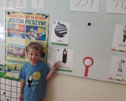 dzieci biorące udział w zajęciach o bezpieczeństwie na drodze