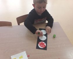 dzieci biorące udział w zajęciach o bezpieczeństwie na drodze