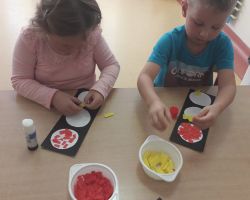 dzieci biorące udział w zajęciach o bezpieczeństwie na drodze