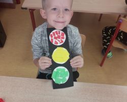 dzieci biorące udział w zajęciach o bezpieczeństwie na drodze