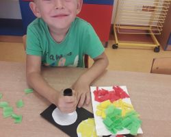 dzieci biorące udział w zajęciach o bezpieczeństwie na drodze