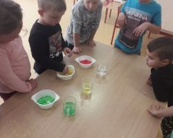 dzieci biorące udział w zajęciach o bezpieczeństwie na drodze