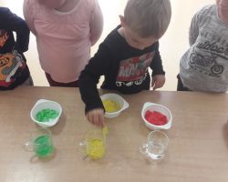 dzieci biorące udział w zajęciach o bezpieczeństwie na drodze